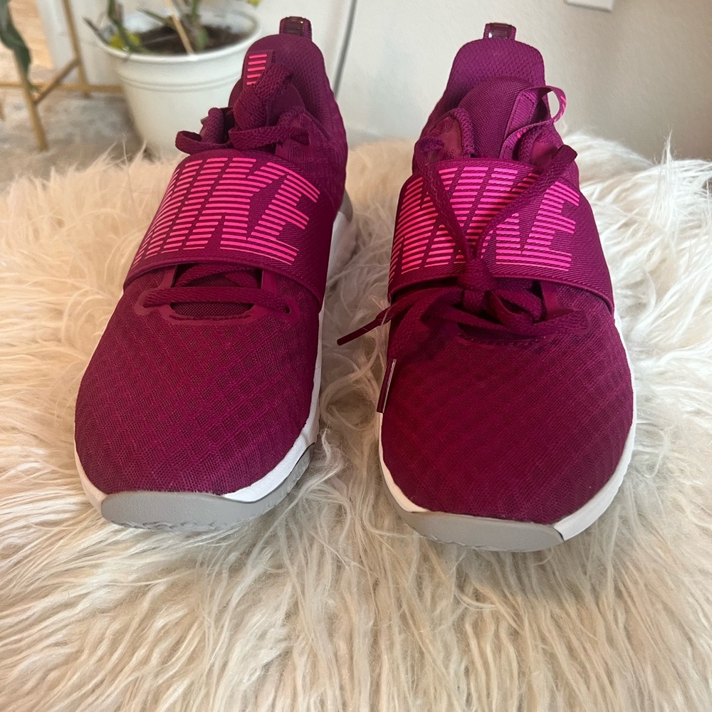 *NEW* NIKE “renew” training shoes. size 7.5